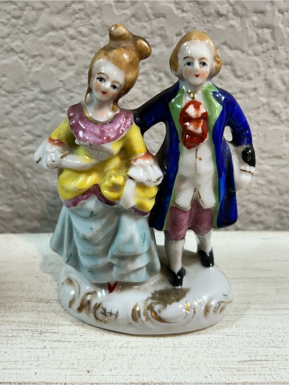 Petite Loving Couple Figurine~Occupied Japan